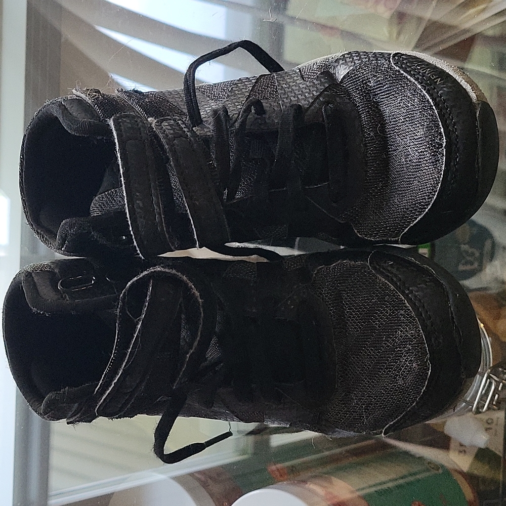 Nfinity beast cheer shoes size y3